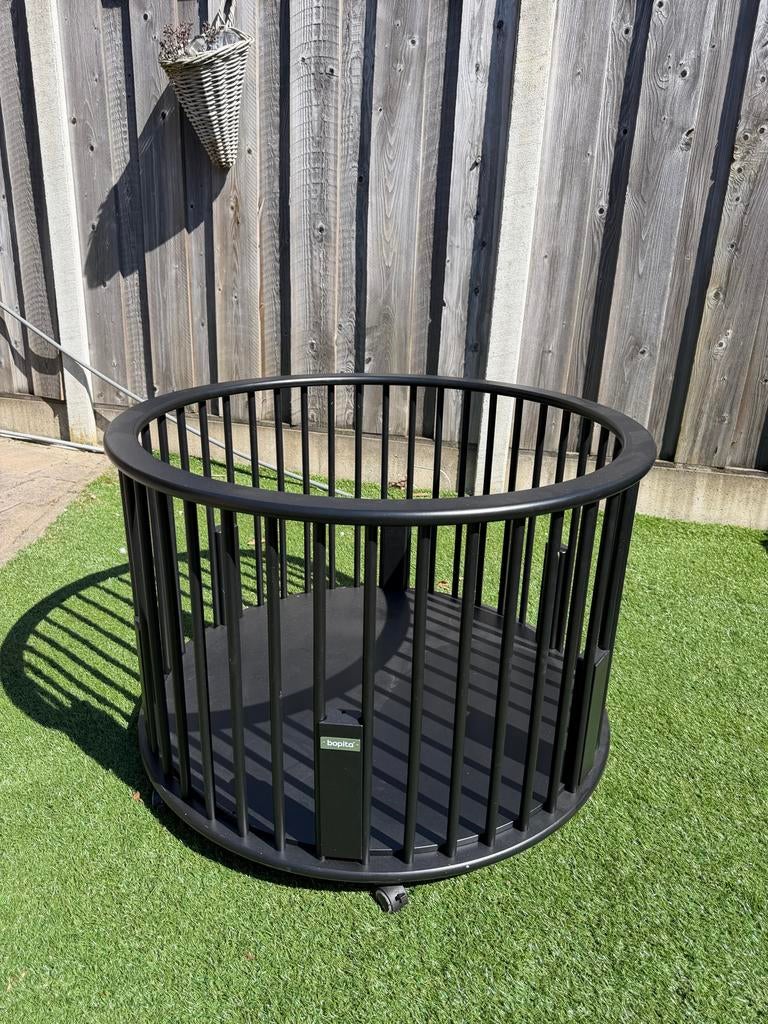 Ronde baby box met matras - Bopita, Ophalen of Verzenden, Zo goed als nieuw, Rond, Wieltjes