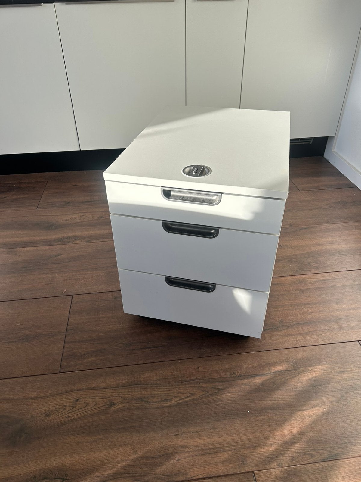 GALANT Ladekast Ikea op wielen met Codeslot, Ophalen, Minder dan 50 cm, Wit, Zo goed als nieuw