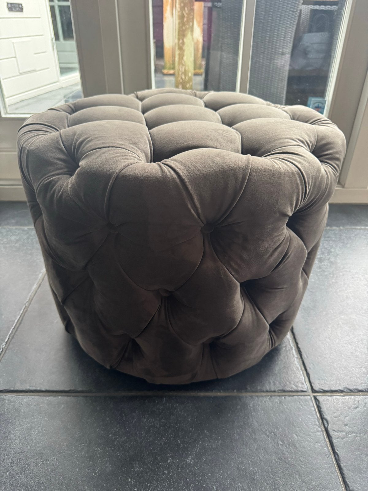 Mooie grijze velvet poef van Rivièra Maison, Ophalen, Rond, Minder dan 50 cm, Zo goed als nieuw