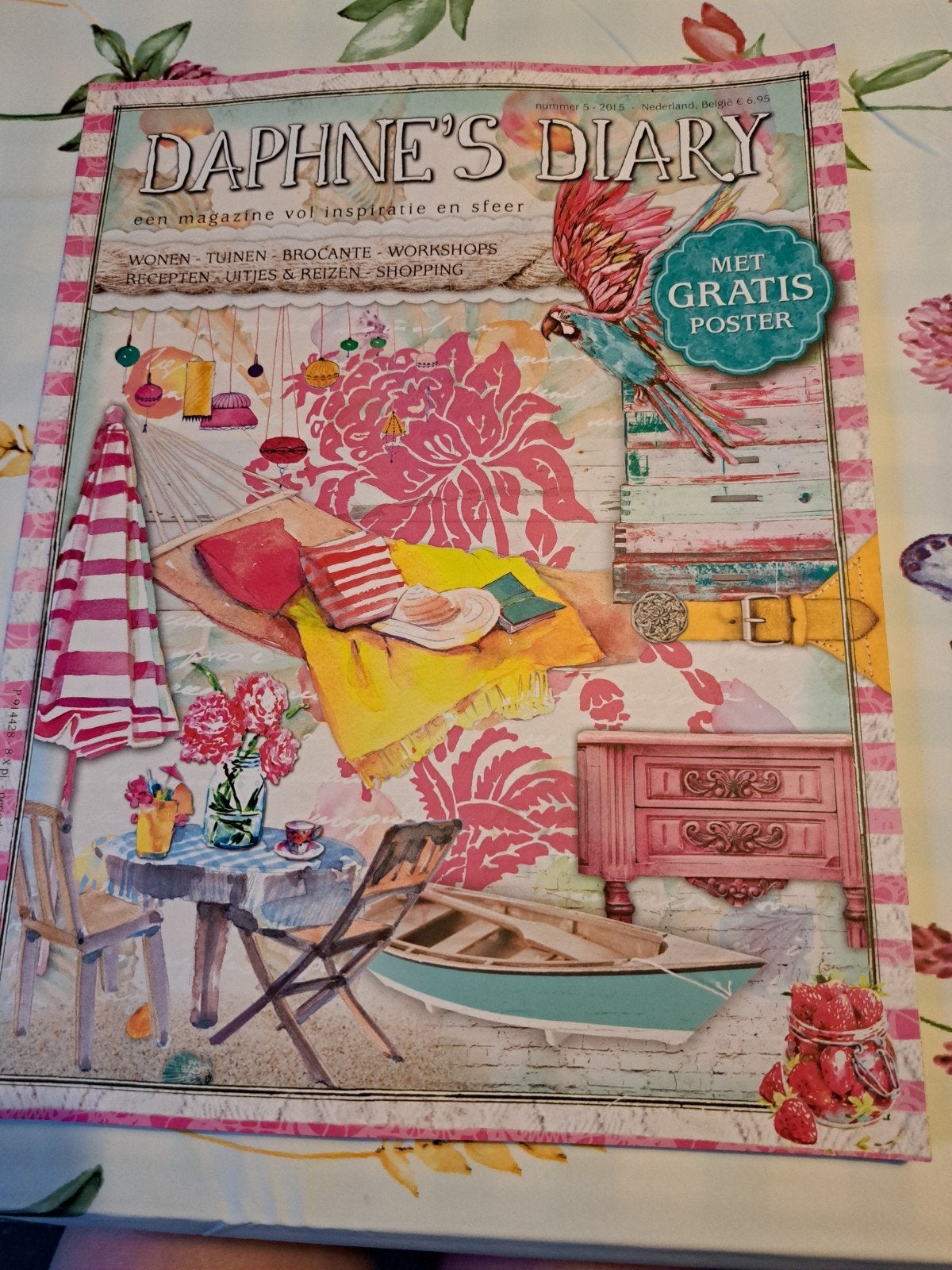 T: Daphne's Diary Magazine - Nummer 5 - 2015 met poster, Ophalen of Verzenden, Gelezen, Overige typen