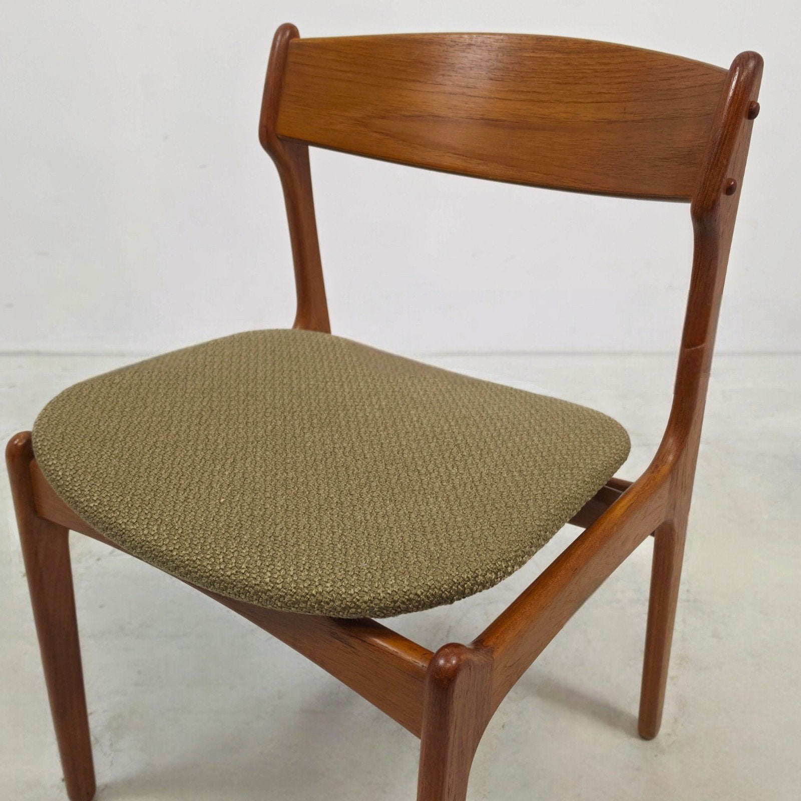 4x Erik Buch deens design eetkamerstoelen 60s herstoffeerd, Ophalen, Bruin, Vier