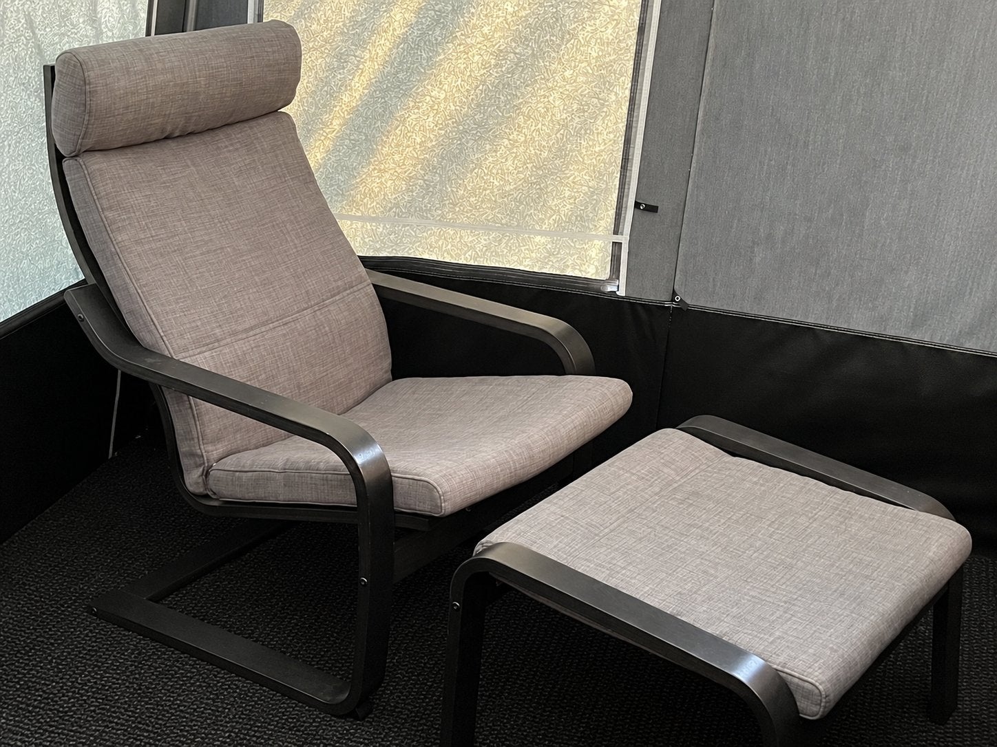 IKEA POÄNG Fauteuil + Voetenbank - Zwartbruin/Donkergrijs, Ophalen of Verzenden, Zo goed als nieuw, Grijs, Eén