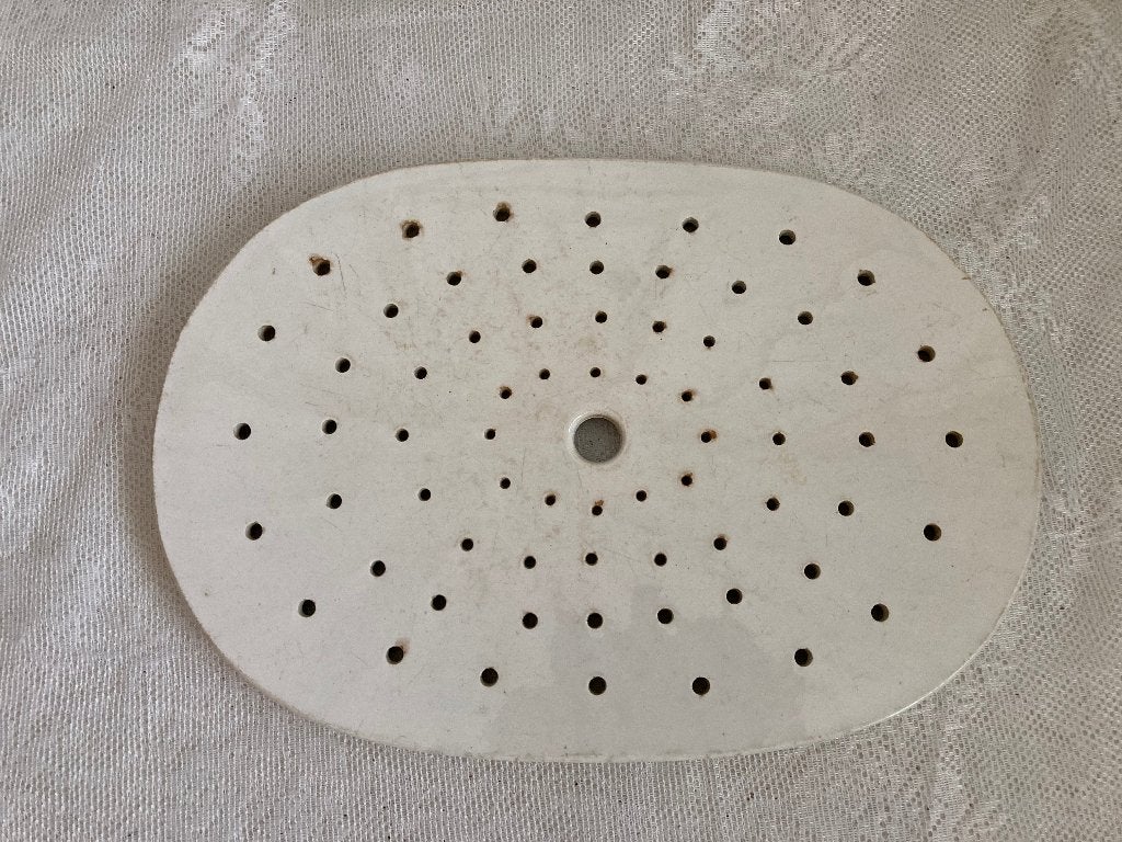 P. Regout / Brocante oude witte treef - onderzetter, Antiek en Kunst, Ophalen
