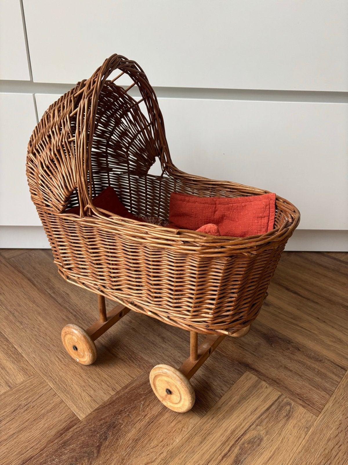 Rotan poppenwagen met zelfgemaakt beddengoed, Ophalen, Gebruikt, Overige typen