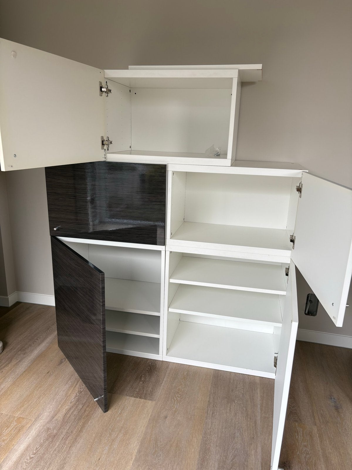 5x Besta kast - 3x glans wit, 2 d.bruin mt zwart streep, Ophalen, Gebruikt