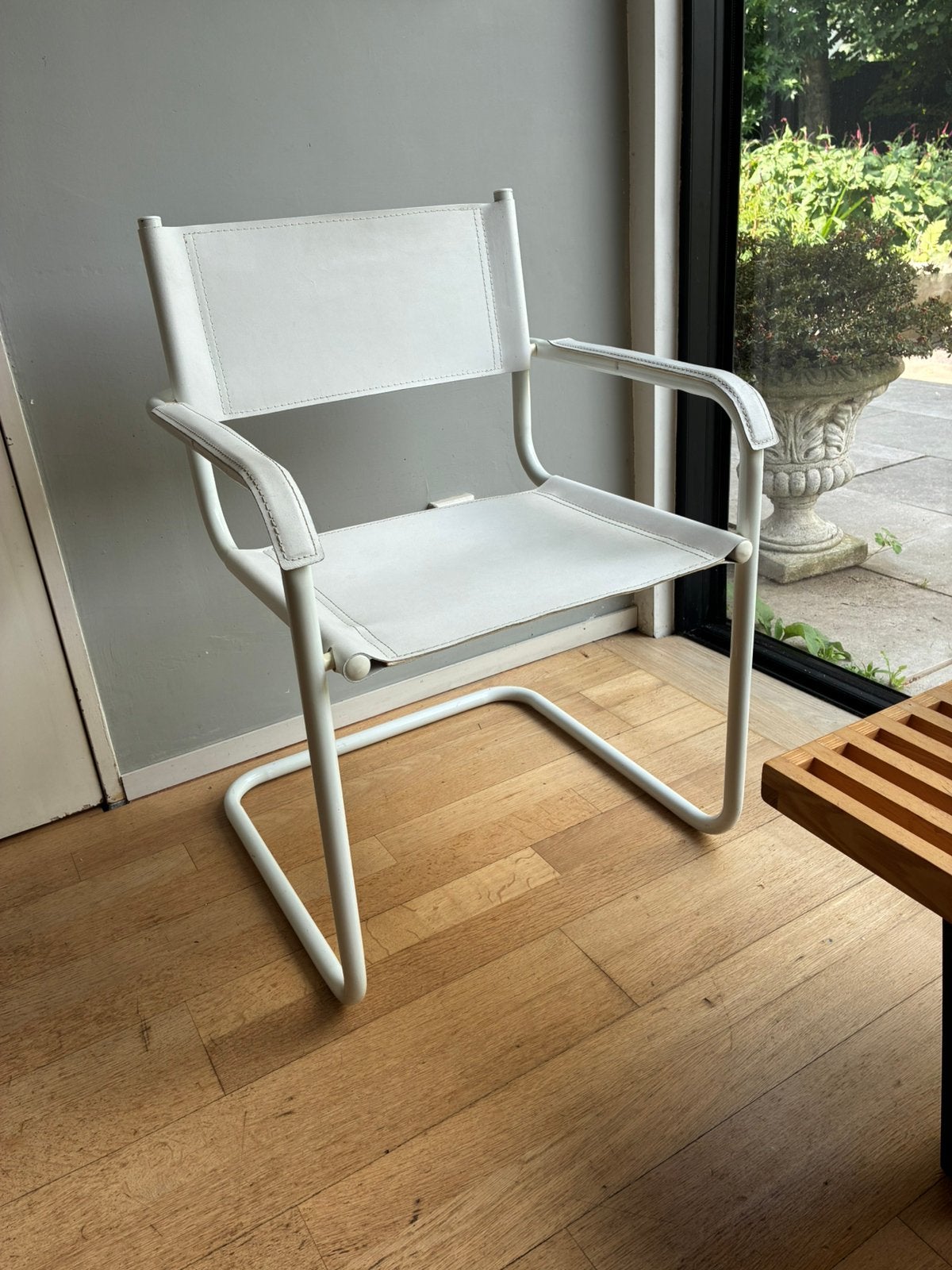 2 Bauhaus design stoelen Mart Stam buisframe wit leer, Ophalen, Gebruikt, Twee, Wit