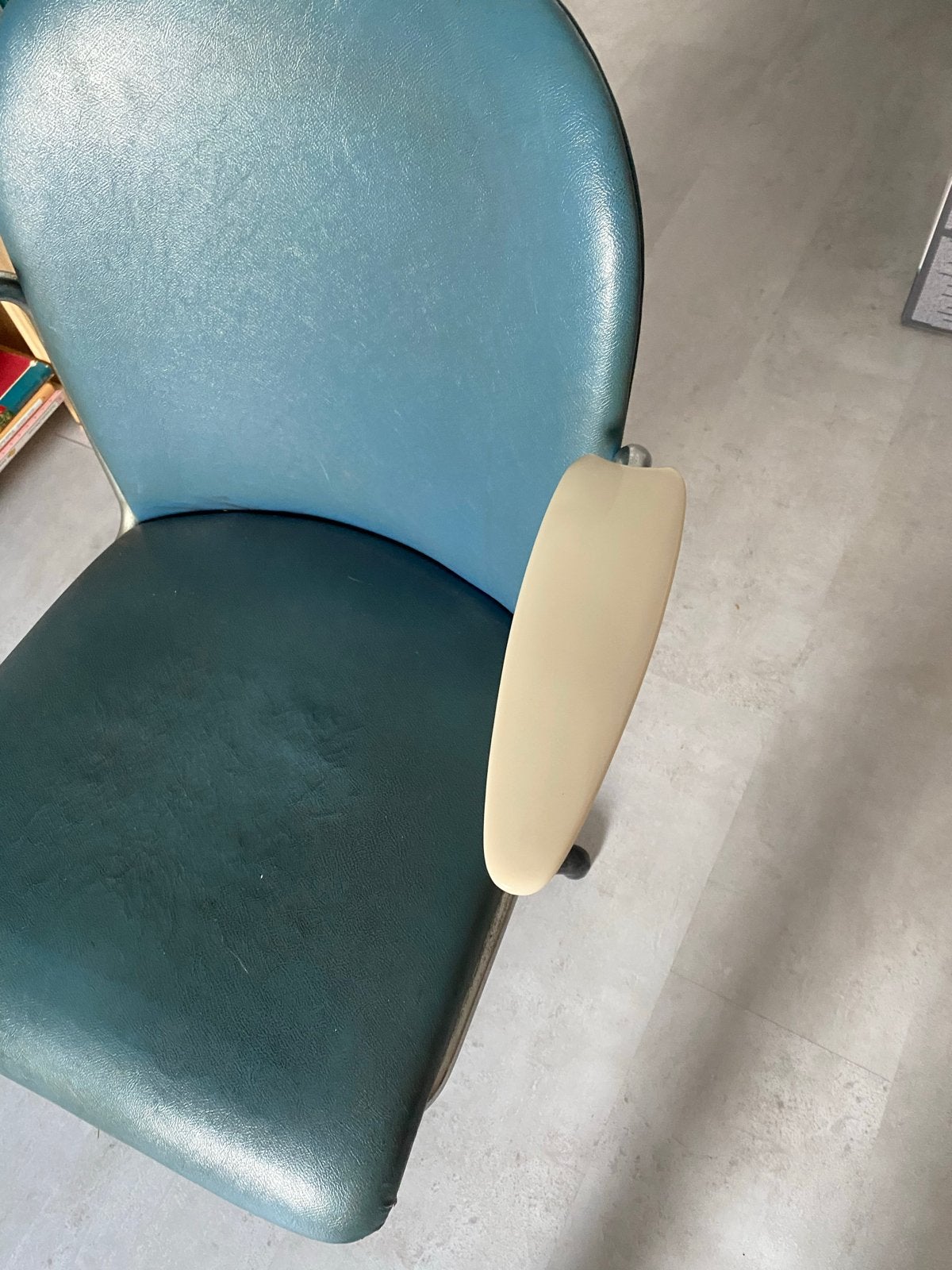 Gispen Bureaustoel Universiteit Delft 1958, Ophalen