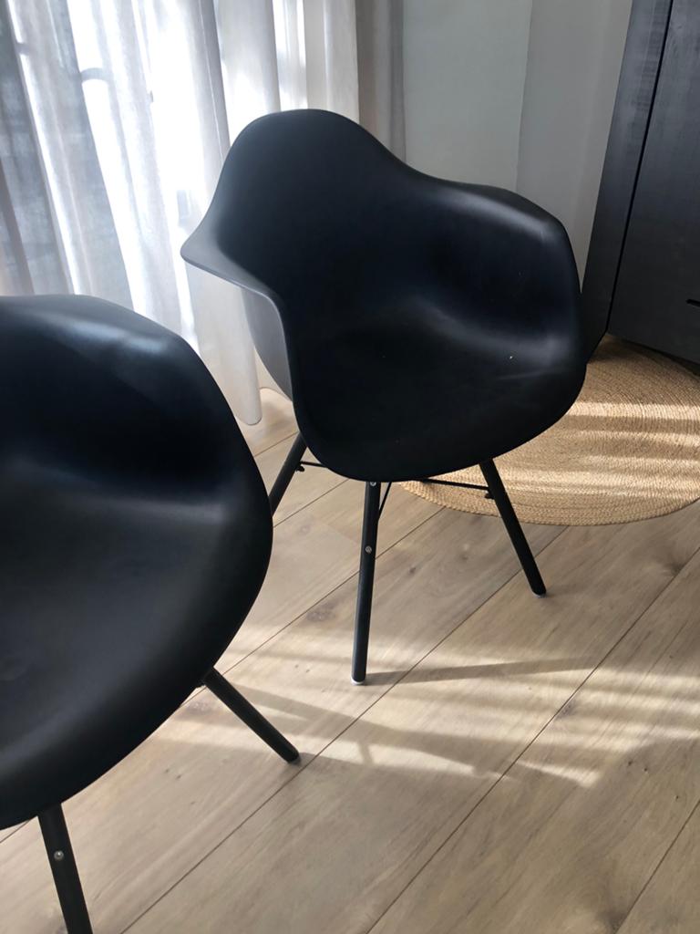 2 kunststof kuipstoelen , zwart, Ophalen, Twee, Zwart, Zo goed als nieuw