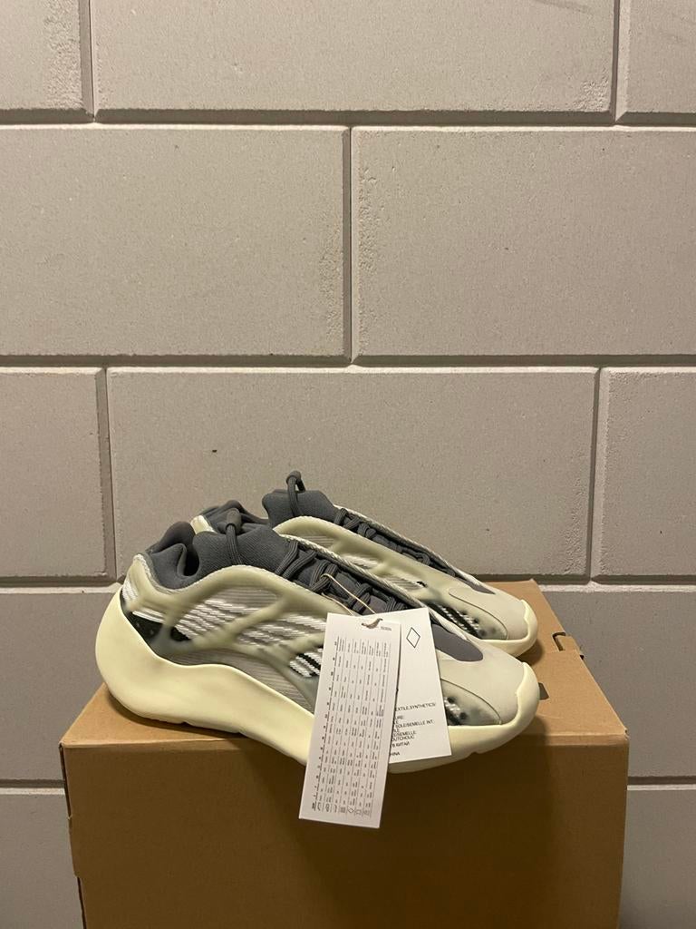 Adidas Yeezy 700 V3 fade salt -Maat 40 - Nieuw, Ophalen of Verzenden, Nieuw, Overige kleuren