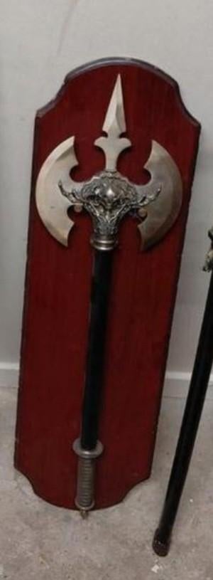 Decoratief Schild met Bijl, Antiek en Kunst, Ophalen