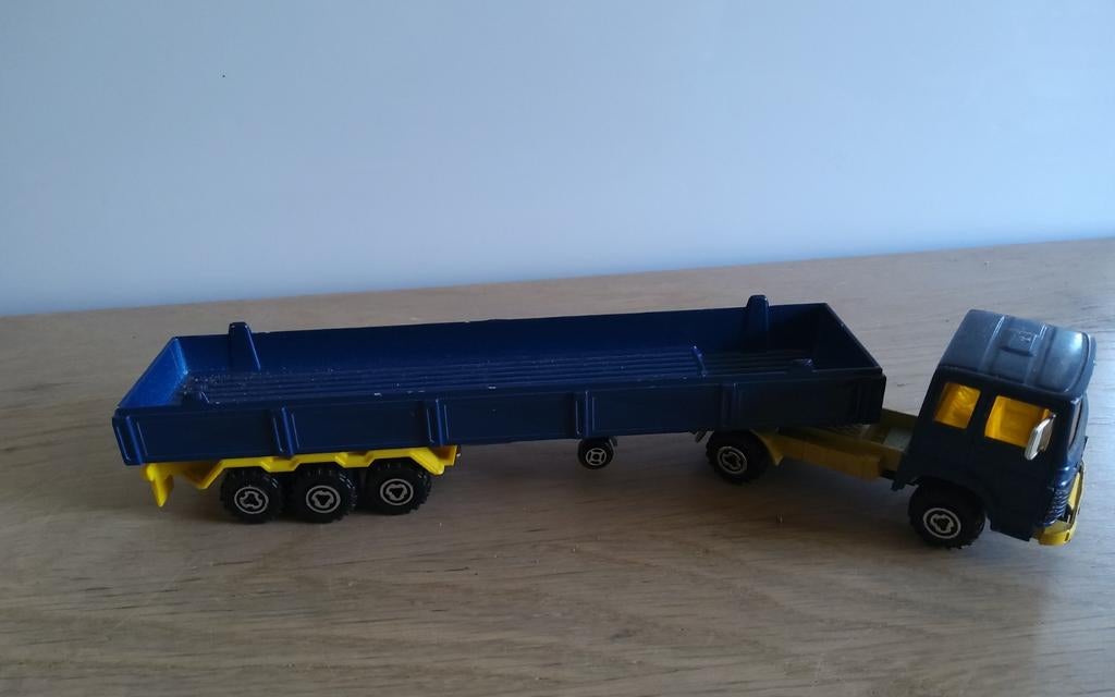 Oude blauwe  vrachtwagen, Hobby en Vrije tijd, Modelauto's | 1:18, Ophalen of Verzenden, Gebruikt