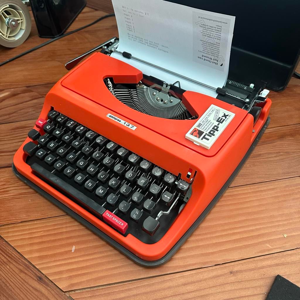 Typemachine Antares 137 rood in uitstekende staat, Diversen, Ophalen of Verzenden, Zo goed als nieuw