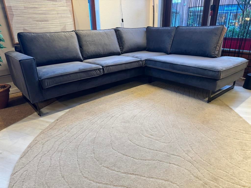 Hoekbank grijs velvet 250x200 Direct/leverbaar €795,- E-7334, Ophalen, Hoekbank, Nieuw, #Hoekbank#Loungebank#Velvet#Grijs#250x200#Direct#Goedkoop