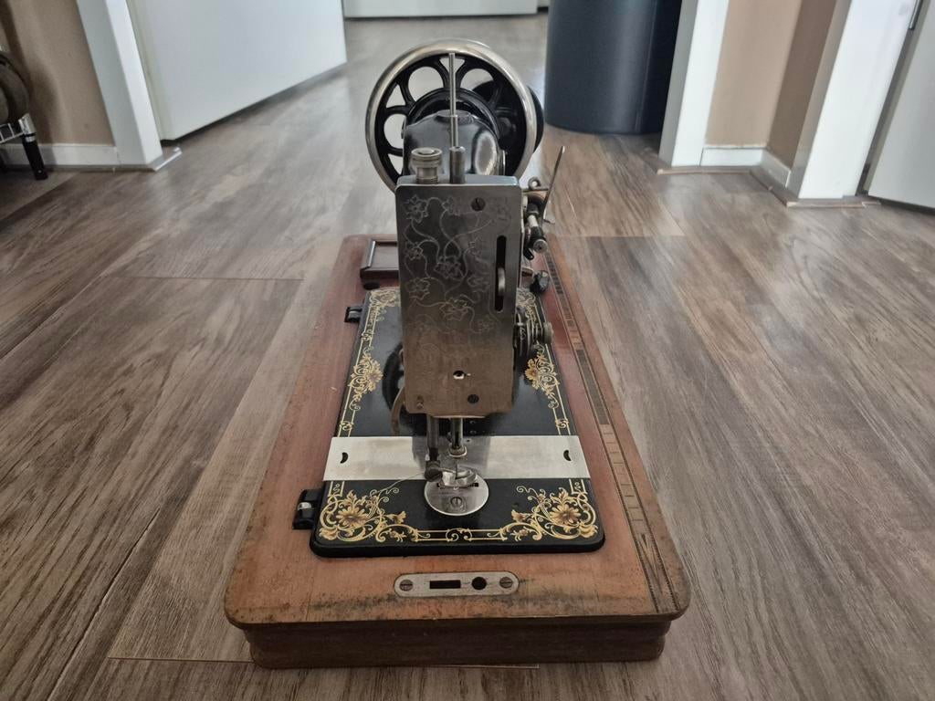 Antieke naaimachine - Decoratief en functioneel, Antiek en Kunst, Antiek | Naaimachines, Ophalen of Verzenden