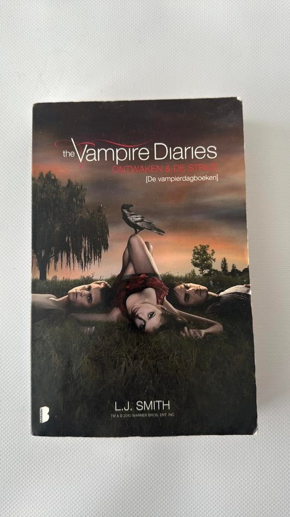 L.J. Smith - Ontwaken en de strijd vampire diaries, Boeken, Ophalen of Verzenden, Zo goed als nieuw, L.J. Smith