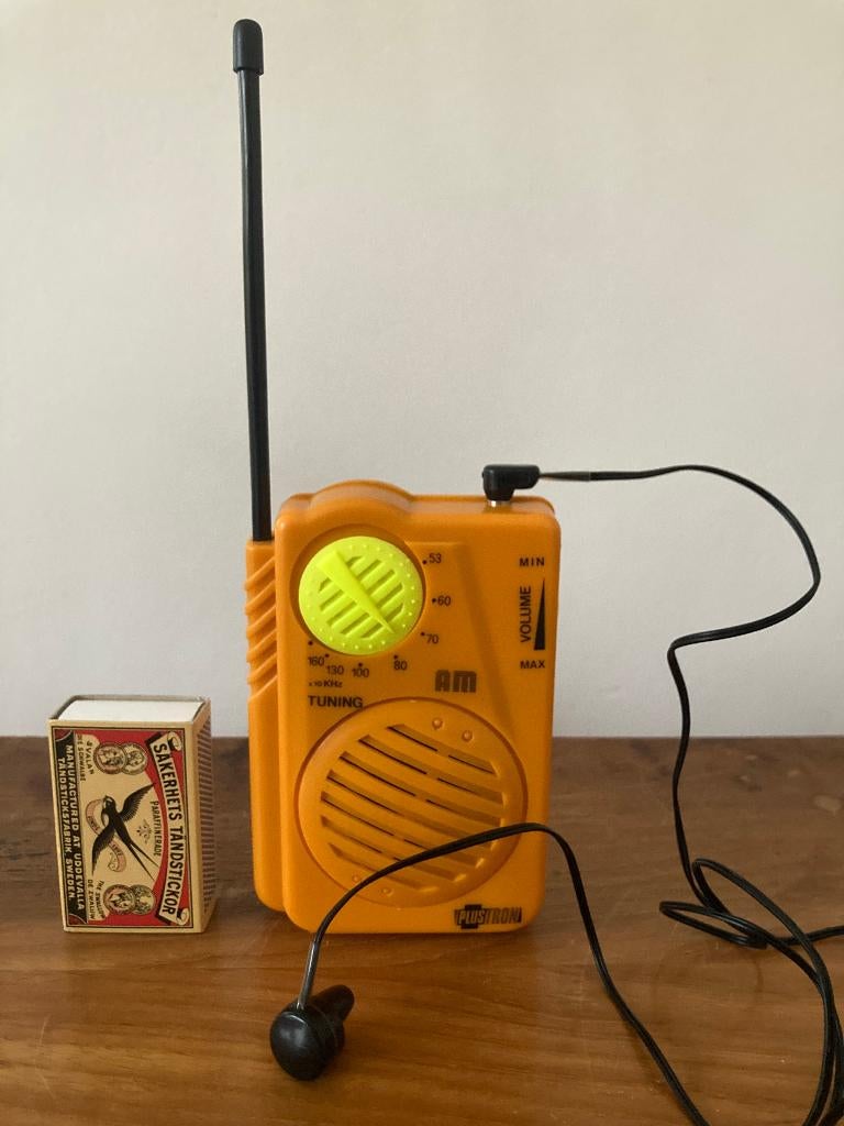 kek geel oranje AM mini transistorradio inimini radiootje, Audio, Tv en Foto, Radio's, Ophalen of Verzenden, Zo goed als nieuw