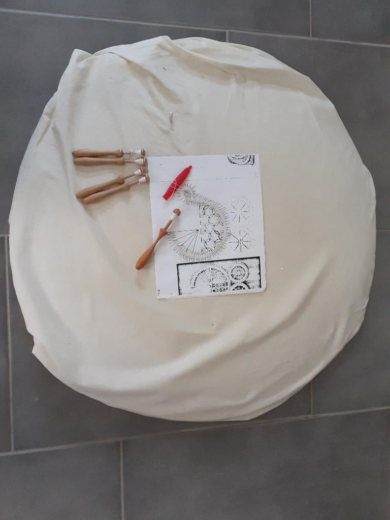 Kantkloskussen met klosjes en boek, Ophalen, Gebruikt, Kussen