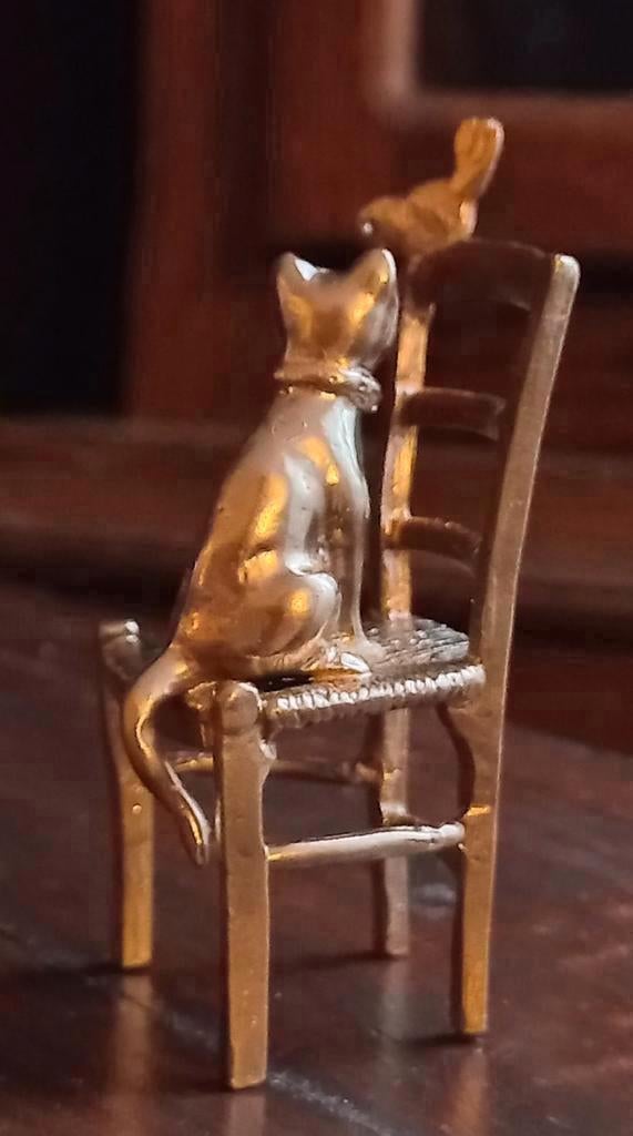Miniatuur Beeldje van een poes met stoel en vogel,Verbronsd, Ophalen of Verzenden