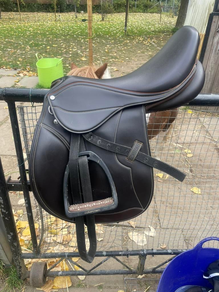 Norton club rexine evol close contact springzadel, Dieren en Toebehoren, Paarden en Pony's | Zadels, Ophalen, Gebruikt, Springen