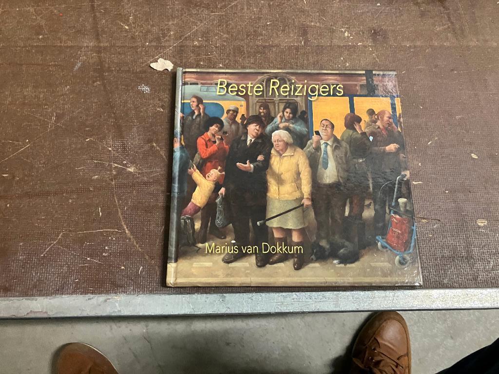 Marius van Dokkum mensen reizen, Boeken, Ophalen of Verzenden, Zo goed als nieuw, Schilder- en Tekenkunst