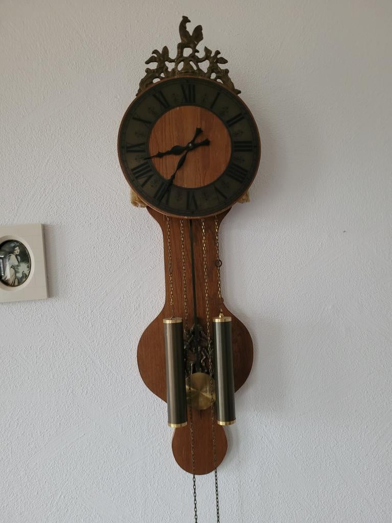 Mooie wandklok met slinger. Klok loopt nog goed., Ophalen
