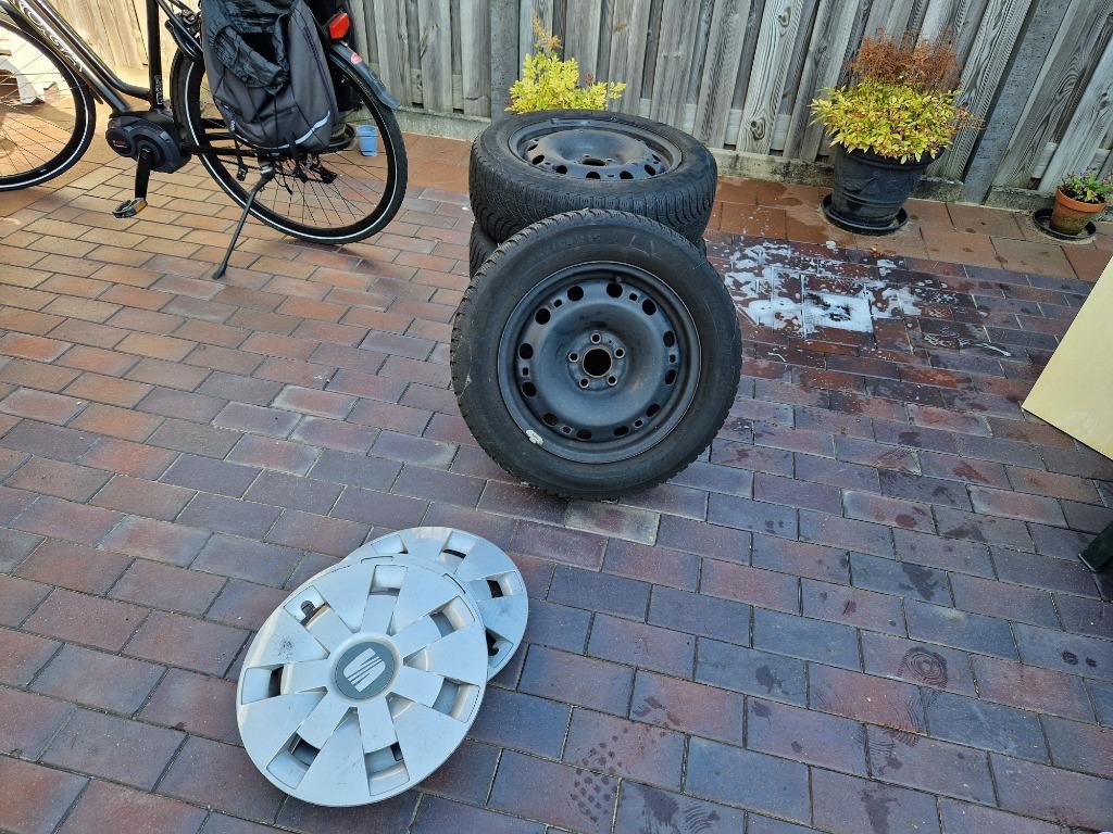 Set Michelin winterbanden 15" met seat Wieldoppen, Ophalen, 15 inch, Banden en Velgen, Winterbanden