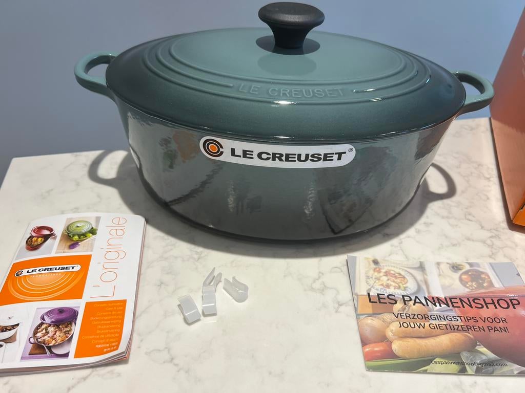 Nieuwe Le Creuset ovaal Ocean 31 cm in de doos, Huis en Inrichting, Keuken | Potten en Pannen, Gietijzer, Nieuw, Ophalen of Verzenden