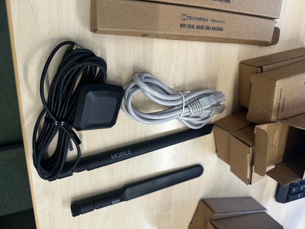 GNSS, WiFi, Radio Antennes Ethernetkabels, Telecommunicatie, Ophalen, Nieuw, Antenne