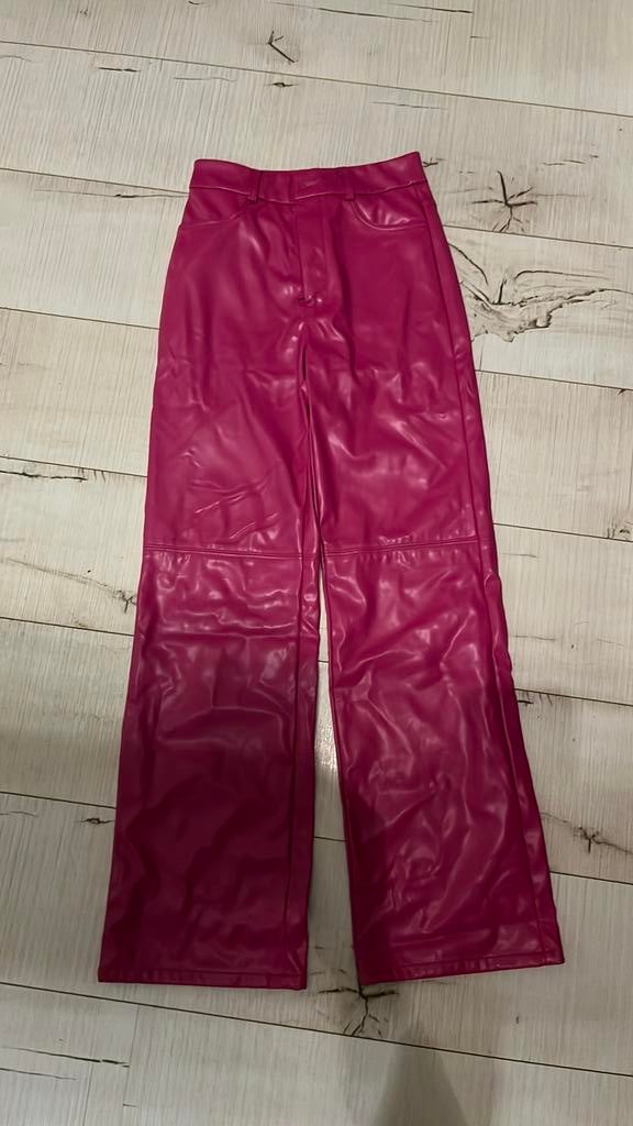 Roze nep leren broek maat XXS, Kleding | Dames, Carnavalskleding en Feestkleding, Ophalen, Zo goed als nieuw, Maat 34 (XS) of kleiner
