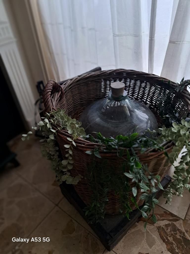 Grote wijnfles in rieten mand, Antiek en Kunst, Ophalen of Verzenden