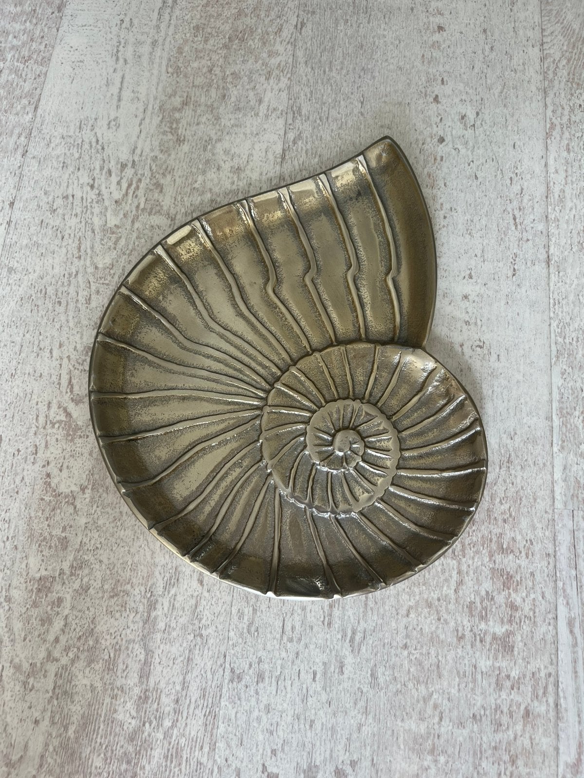 Te koop: Rivièra Maison Seashell deco tray, dienblad/schaal, Nieuw, Ophalen of Verzenden, Landelijk, Goud