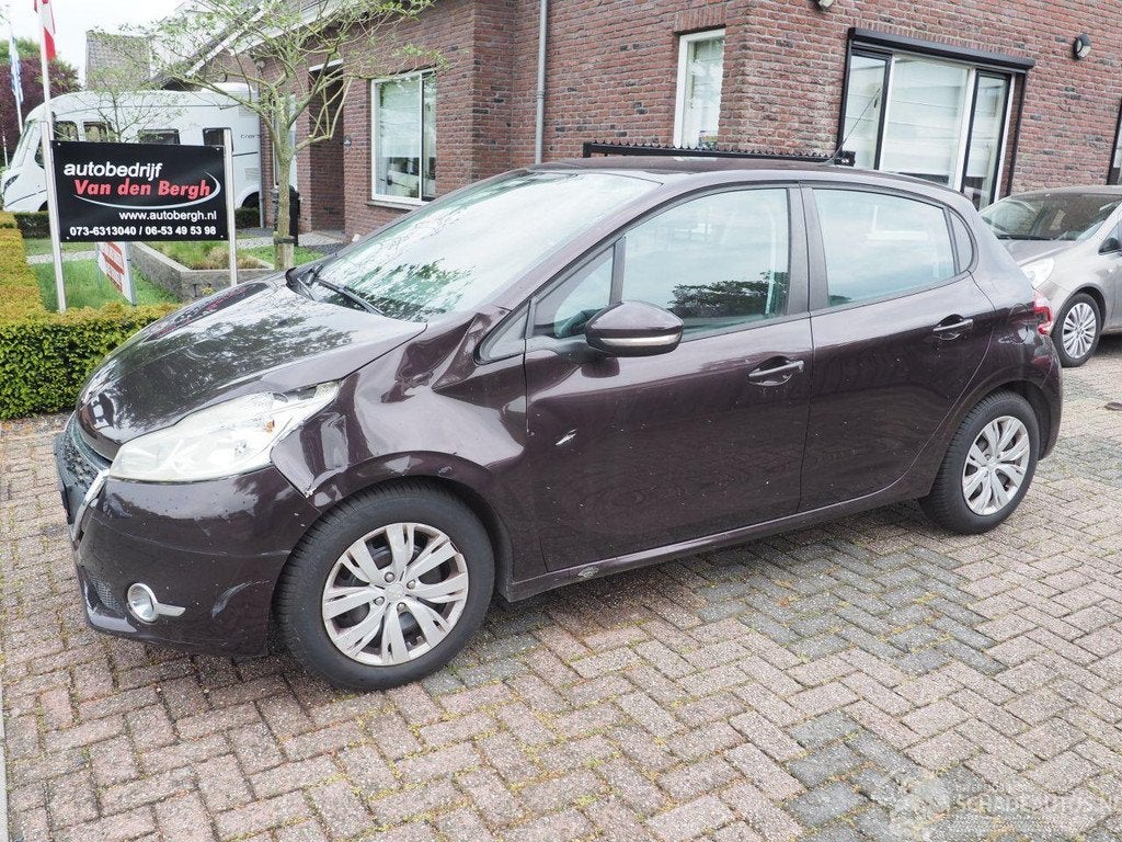 Peugeot 208 1.2 Vti active (bj 2013), Webaccessibility@stellantis.com, Bruin, Stellantis N.V., Handgeschakeld