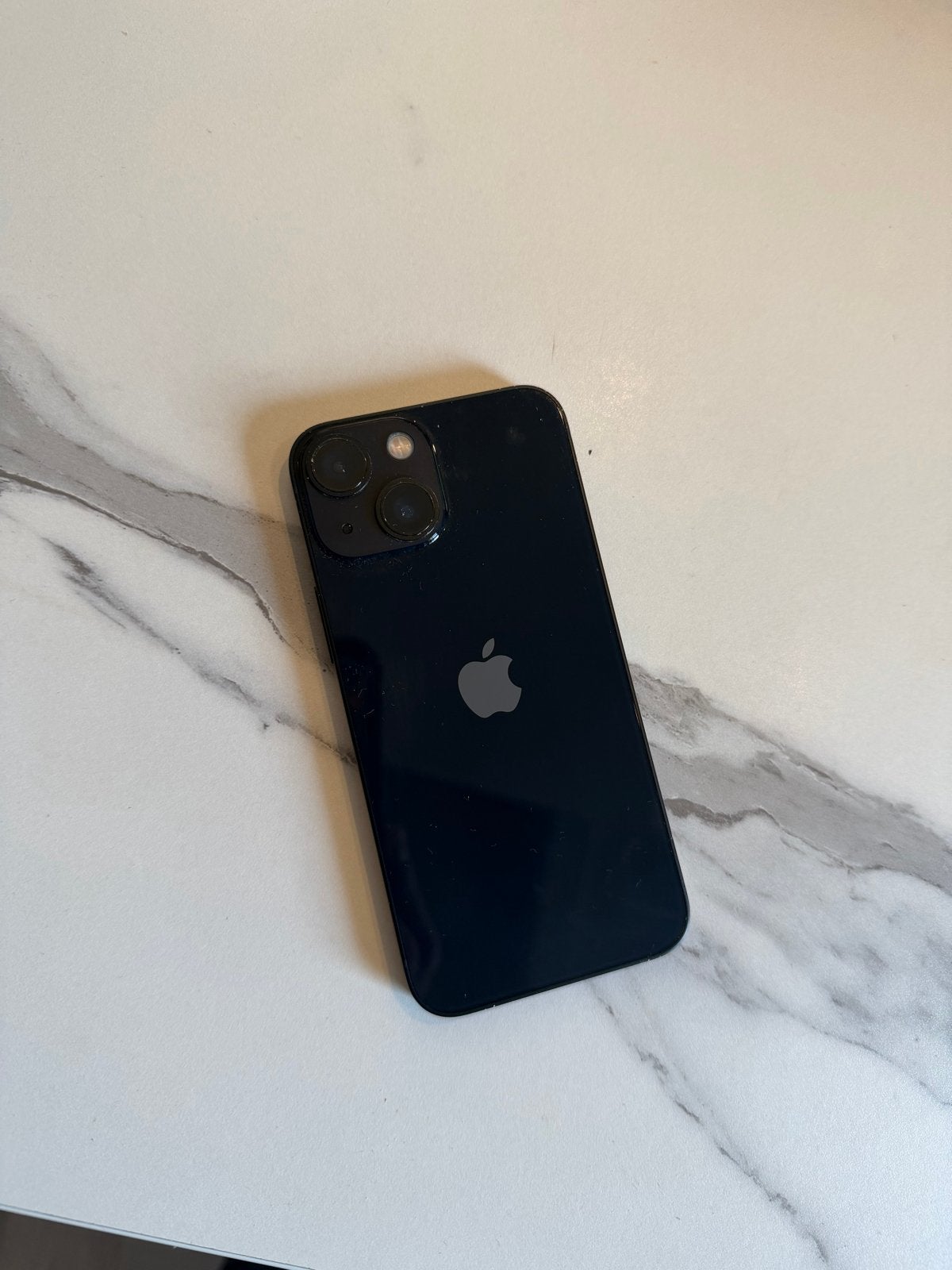 iPhone 13 mini donkerblauw met Groen MagSafe Hoesje