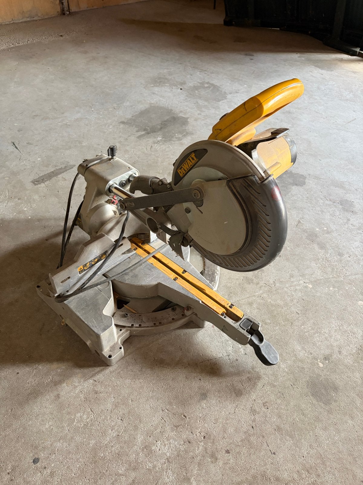 DeWalt DW712 Afkortzaag - Krachtig en Betrouwbaar, Ophalen, Gebruikt, 70 mm of meer, Afkortzaag