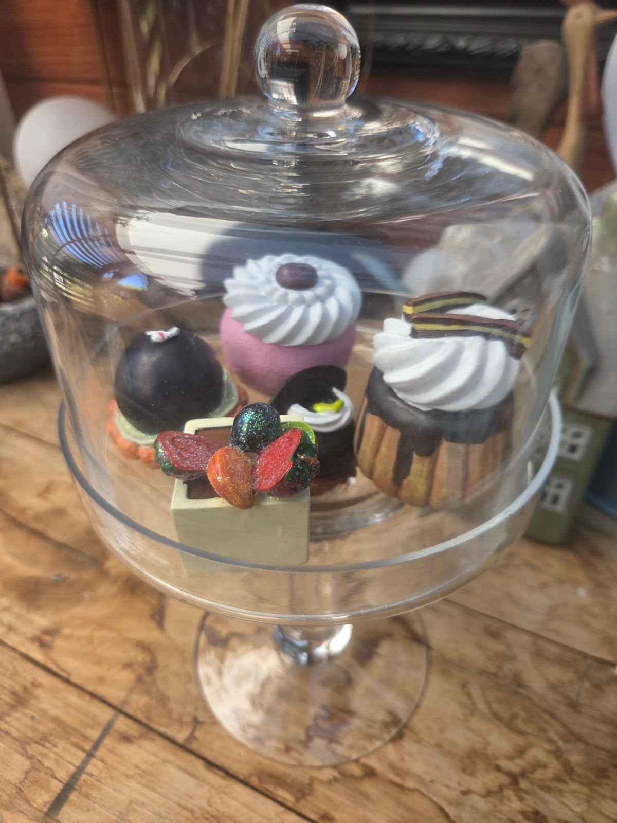 Decoratieve Glazen Stolp met Realistische Kunst Gebakjes, Huis en Inrichting, Ophalen, Meerkleurig, Nieuw, Modern