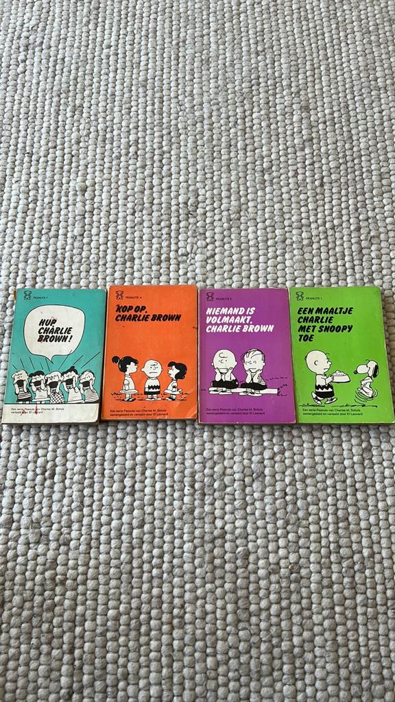 4 Charlie Brown boeken, Meerdere stripboeken, Ophalen of Verzenden, Gelezen