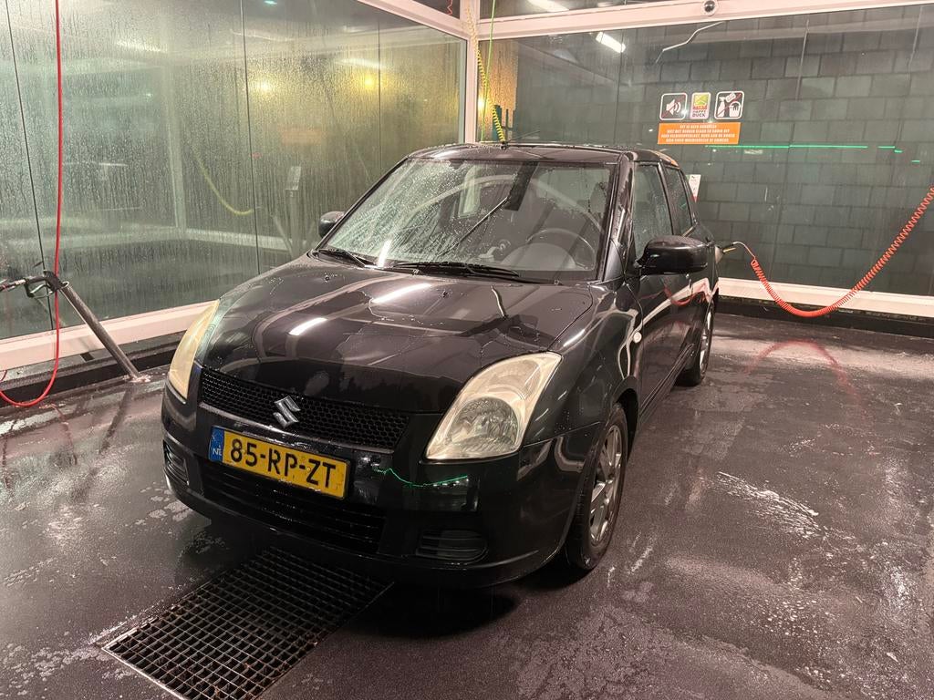 Suzuki Swift 1.5 5D AUT 2005 Zwart, Auto's, Suzuki, Stof, 40 €/maand, Zwart, 4 cilinders