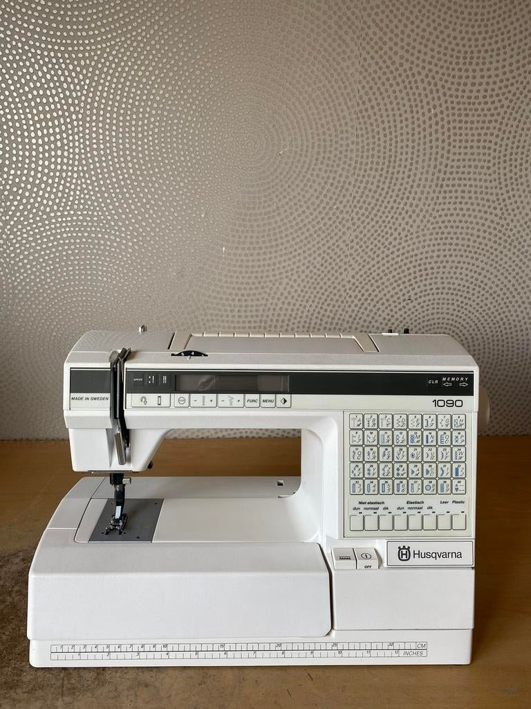 NAAIMACHINE HUSQVARNA 1090 IN ZEER NETTE STAAT, Hobby en Vrije tijd, Naaimachines en Toebehoren, Ophalen of Verzenden, Gebruikt