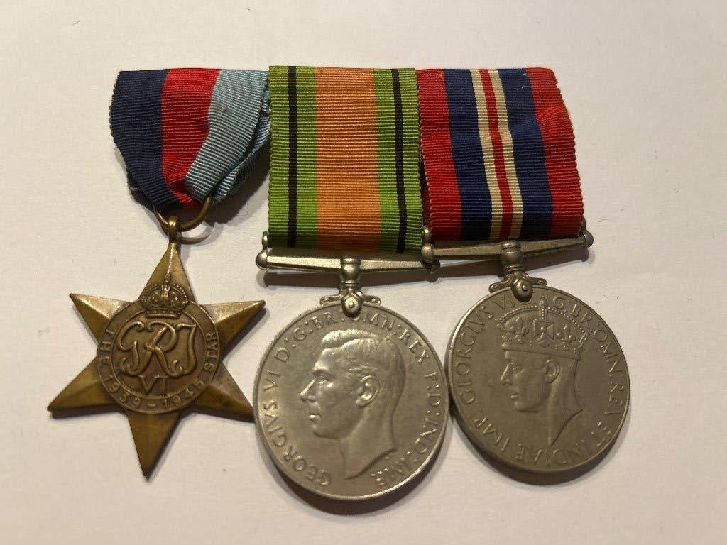 Orig. Britse WO2 Medailleset (Trio) op Draagspeld 1939-1945, Verzenden, Landmacht, Engeland, Lintje, Medaille of Wings