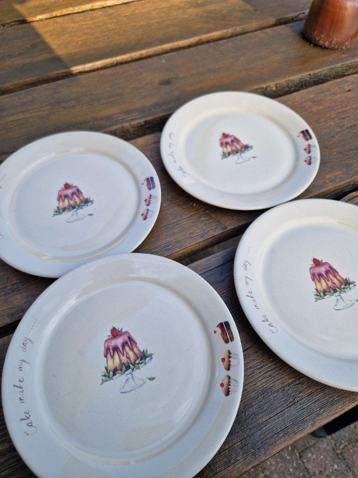 4 Jet gebaksbordjes - 17cm - Cake make my day, Gebruikt, Keramiek, Ophalen of Verzenden, Bord(en)