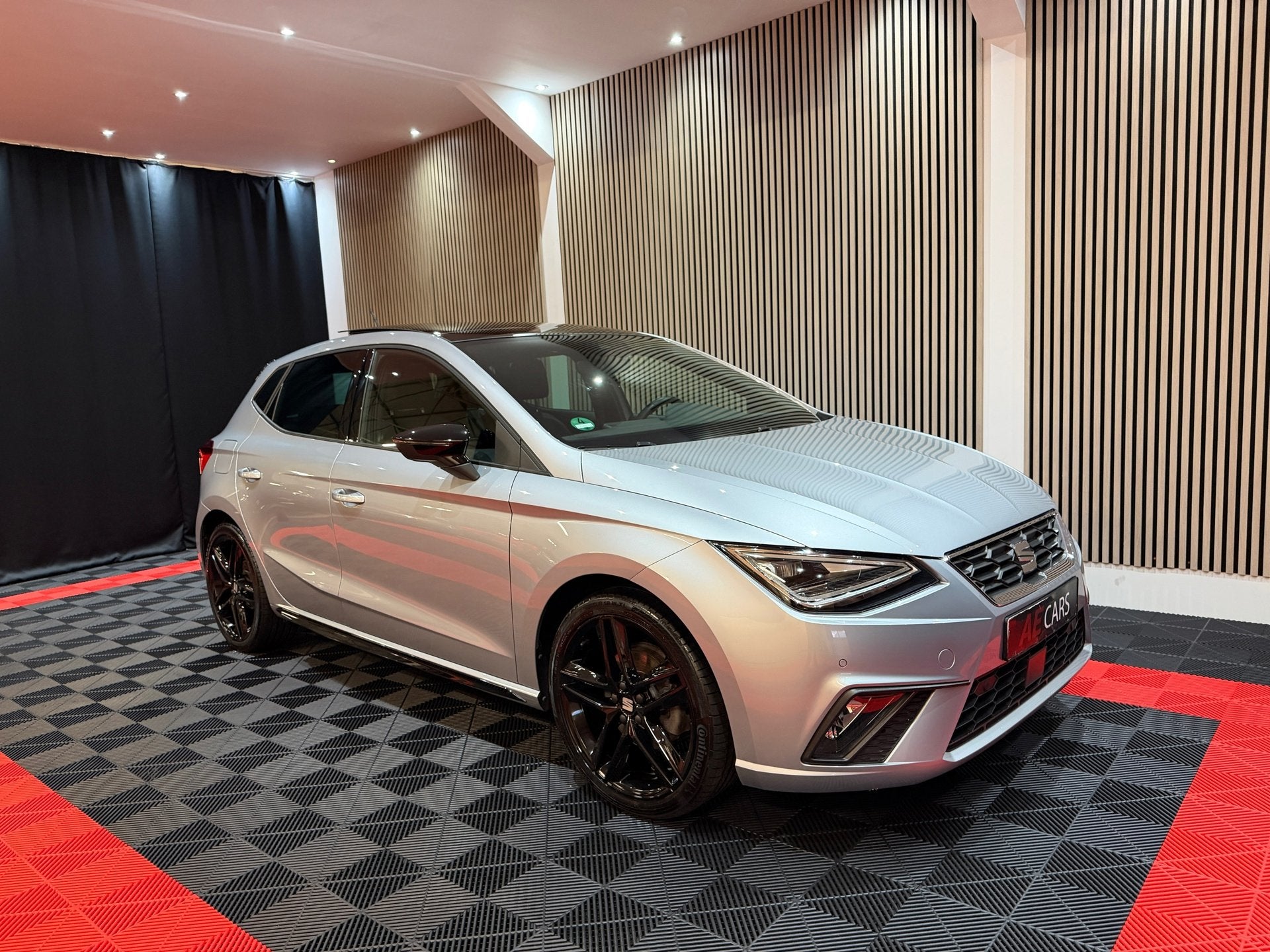 Seat Ibiza 1.5 TSI FR Business Black Line Face lift Pano Cam, Auto's, Dealer onderhouden, Zwart, 4 cilinders, 150 pk