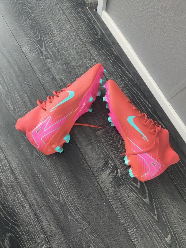 Nieuwe Nike Voetbalschoenen Maat 46 - Oranje/Roze/Blauw, Sport en Fitness, Voetbal, Maat XS of kleiner, Ophalen of Verzenden, Nieuw