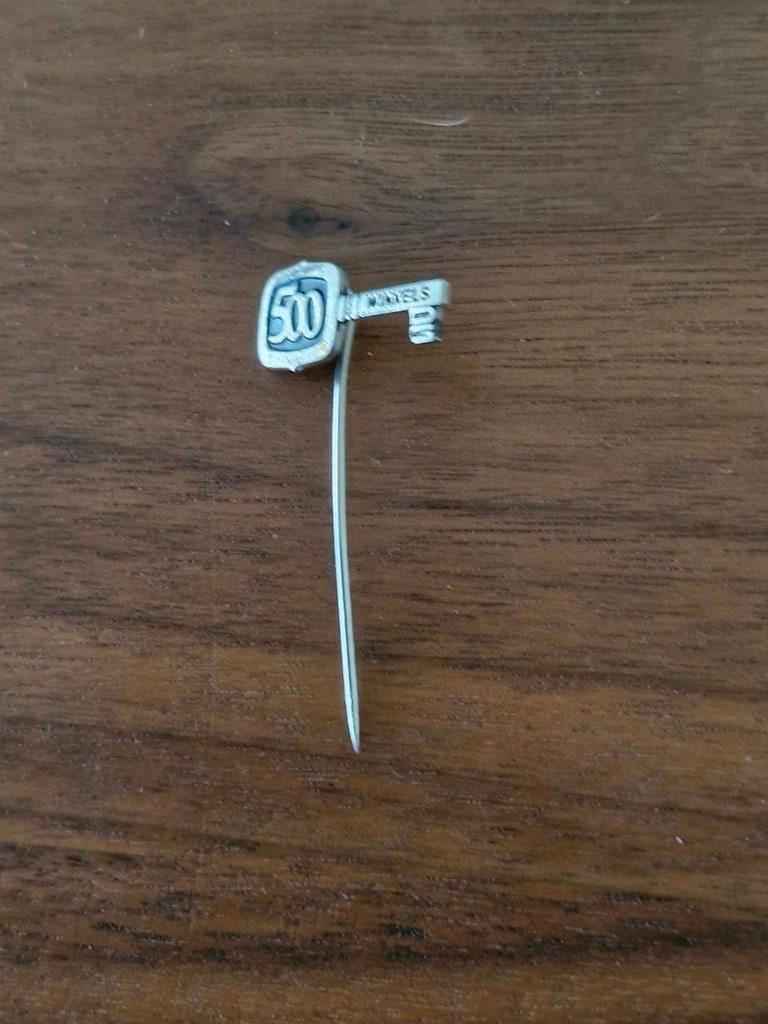 449 Vintage 500 Connels sleutel reversspeld, Verzamelen, Speldjes, Pins en Buttons, Gebruikt, Ophalen of Verzenden