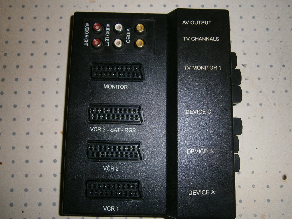 Video Selector 4 scart, 6 tulp aansluitingen + 3 scartkabels, Audio, Tv en Foto, Audiokabels en Televisiekabels, Ophalen, Gebruikt
