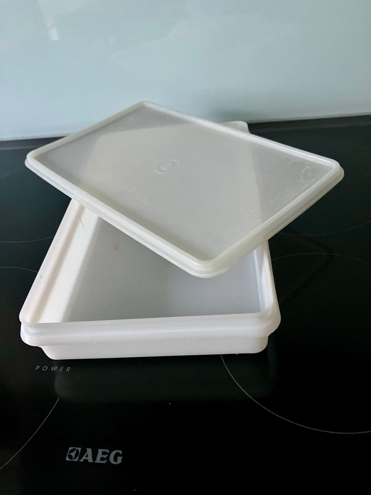 Rechthoekige Tupperware bewaardoos voor vlees/kaas, Gebruikt, Bewaardoos, Wit, Ophalen of Verzenden