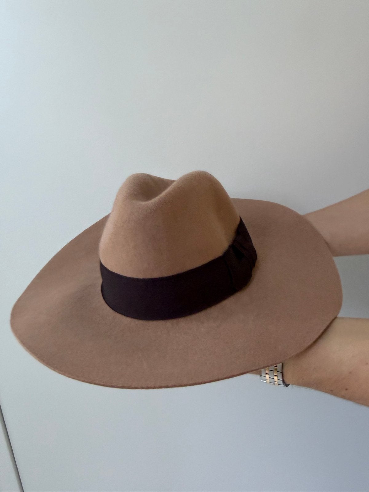 H&M vilten hoed met brede rand - Beige, Ophalen of Verzenden, Zo goed als nieuw, Hoed