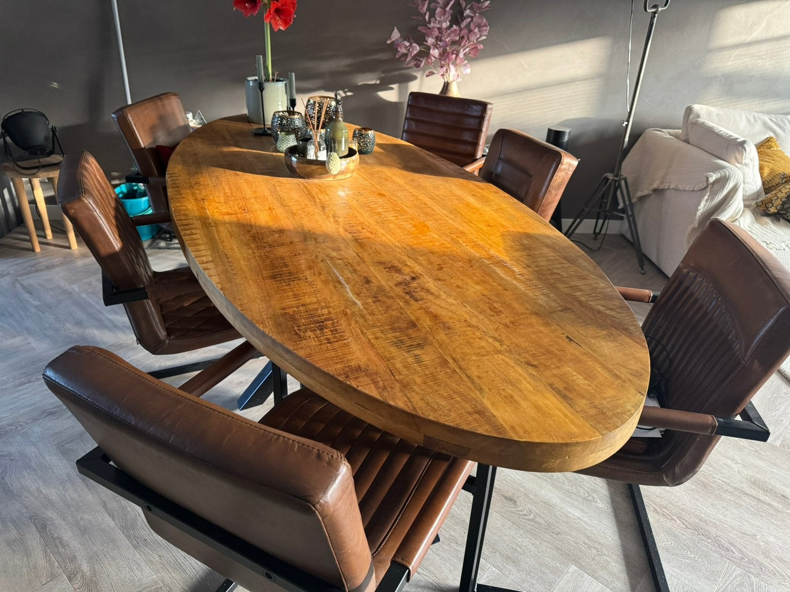 Te koop ovale tafel mangohout, 100 tot 150 cm, 200 cm of meer, Zo goed als nieuw, Vijf personen of meer