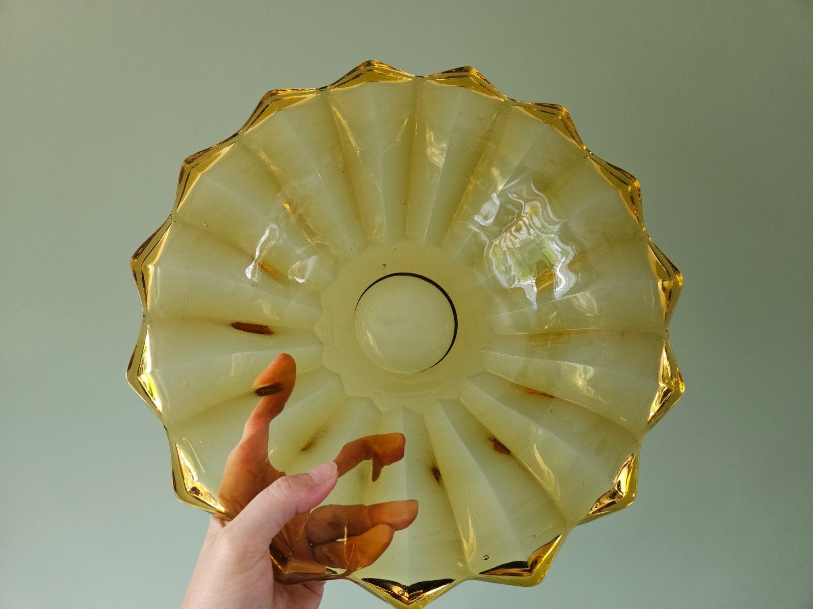 Fruitschaal/ schaal amberkleurig / geel persglas / glas, Gebruikt, Schaal, Rond, Ophalen of Verzenden