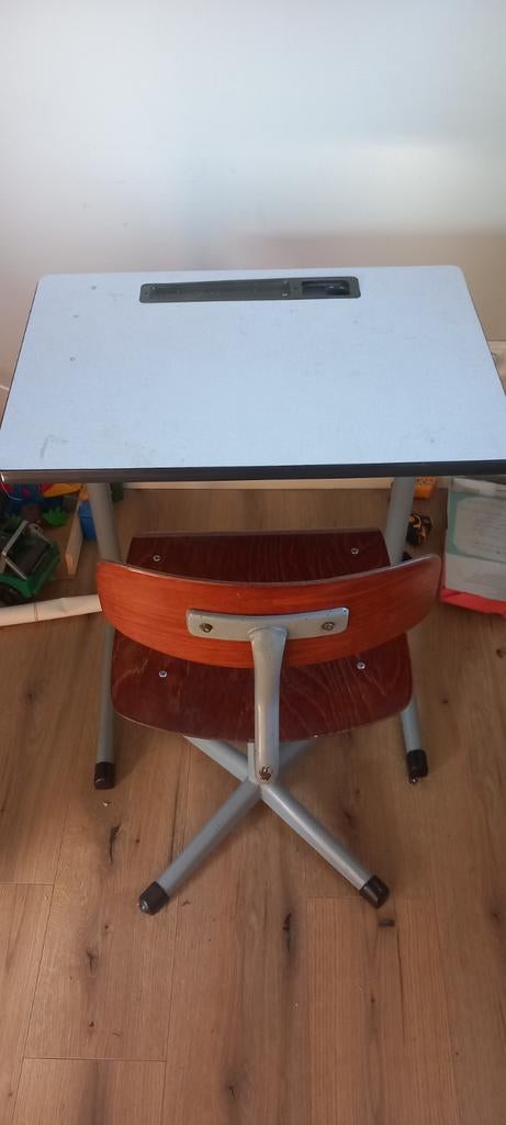 Vintage schoolbureau met stoel - Ideaal voor kinderkamer, Ophalen of Verzenden