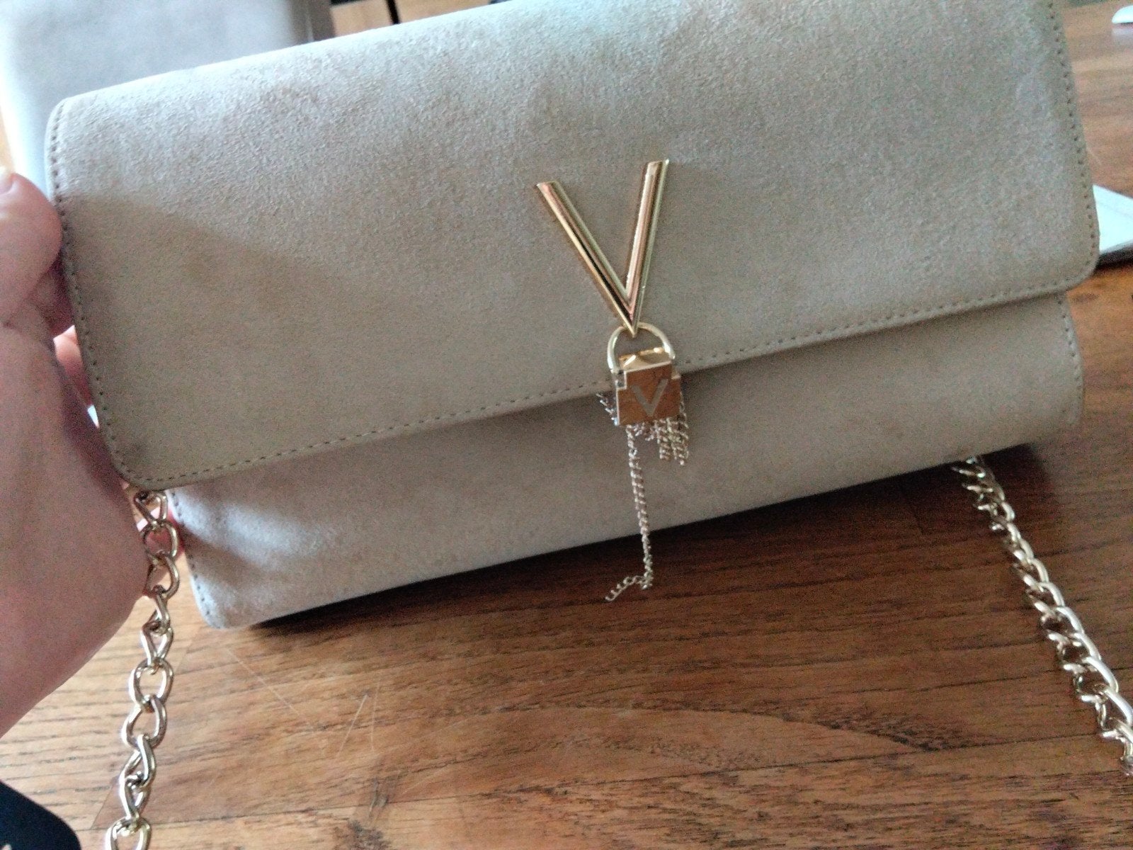 Stijlvolle beige clutch met gouden details, Sieraden, Tassen en Uiterlijk, Ophalen of Verzenden, Zo goed als nieuw, Beige, Avondtasje